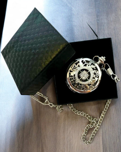 Busolă de Buzunar Argintie în Stil Retro cu Model Dantelat – Elegantă și Practică. Gravură