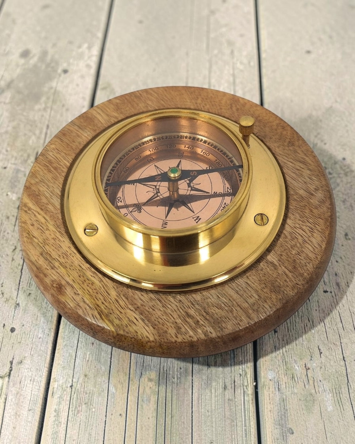 Busolă decorativă elegantă cu finisaj din alamă, gravură personalizată, 15 cm, ideală ca dar pentru pasionații de călătorii, realizată din lemn și sticlă