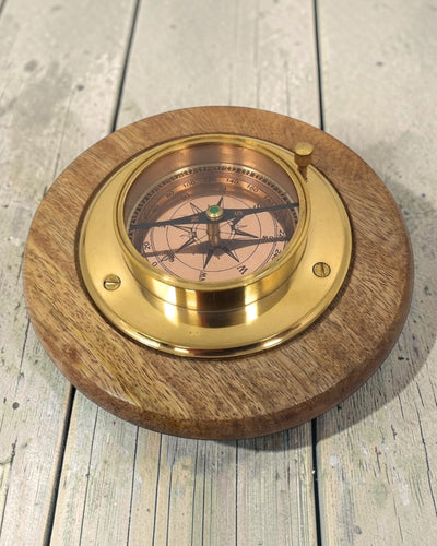 Busolă decorativă elegantă cu finisaj din alamă, gravură personalizată, 15 cm, ideală ca dar pentru pasionații de călătorii, realizată din lemn și sticlă