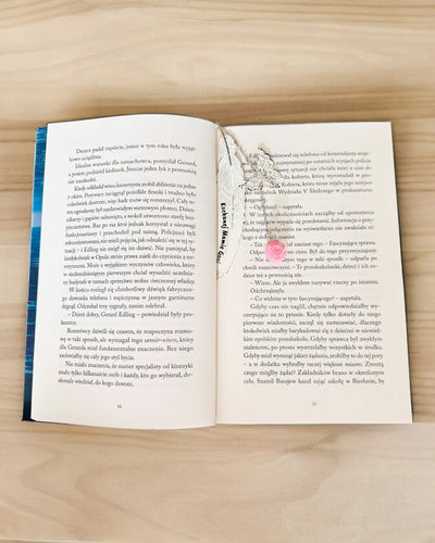 Semn de carte creativ în stil retro cu motiv de pană și fluture – Cadou elegant pentru mama, profesor, promoțional, culoare argintiu/roz