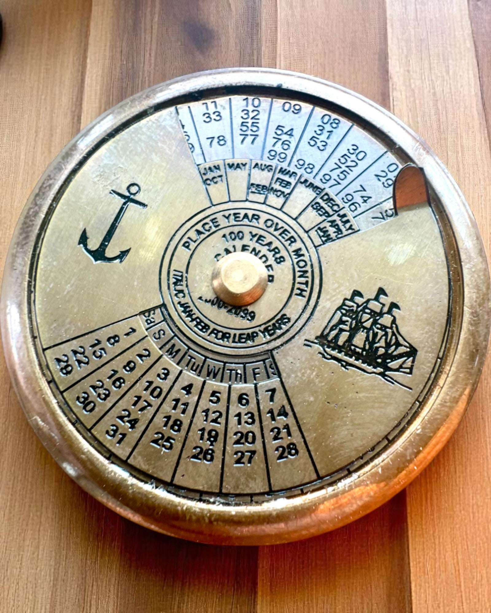 Mini Calendar Căpitan „Navigator” – decorațiune din alamă cu suflet marin, opțiune de gravare pentru cadou, diametru de 5 cm