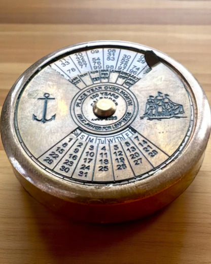 Mini Calendar Căpitan „Navigator” – decorațiune din alamă cu suflet marin, opțiune de gravare pentru cadou, diametru de 5 cm