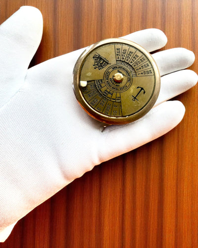 Mini Calendar Căpitan „Navigator” – decorațiune din alamă cu suflet marin, opțiune de gravare pentru cadou, diametru de 5 cm