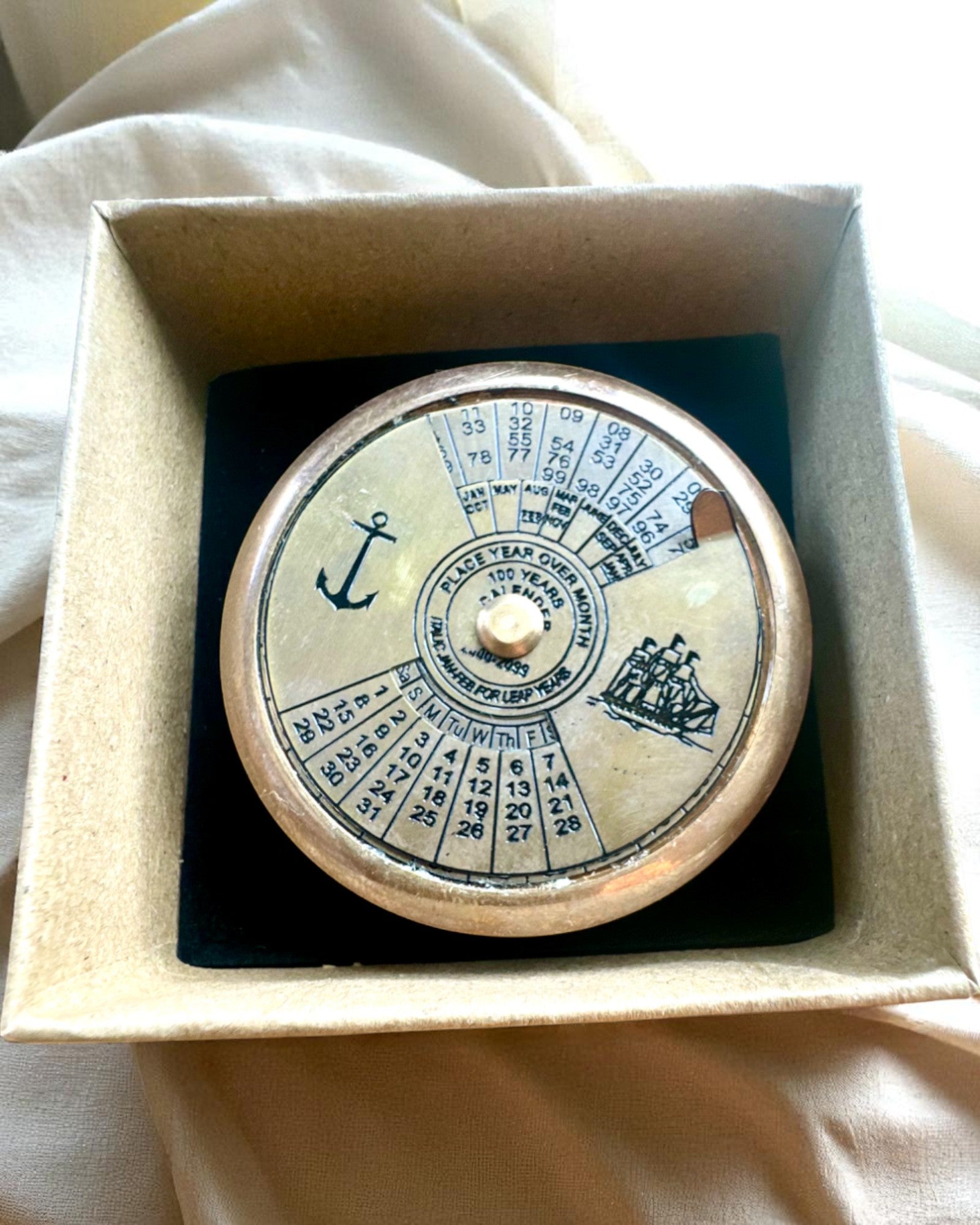 Mini Calendar Căpitan „Navigator” – decorațiune din alamă cu suflet marin, opțiune de gravare pentru cadou, diametru de 5 cm