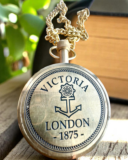 Ceas de buzunar „Victoria Crown” – din alamă, realizat manual în India, 5 cm lățime, mecanism japonez, posibilitate de personalizare cu gravură pentru cadou