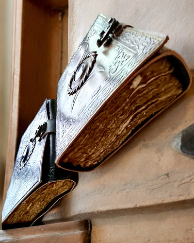 Jurnal Premium, Model Antic, Caiet din Piele „Cronica Magică” 200 de pagini, 2 variante disponibile, personalizare cu gravură