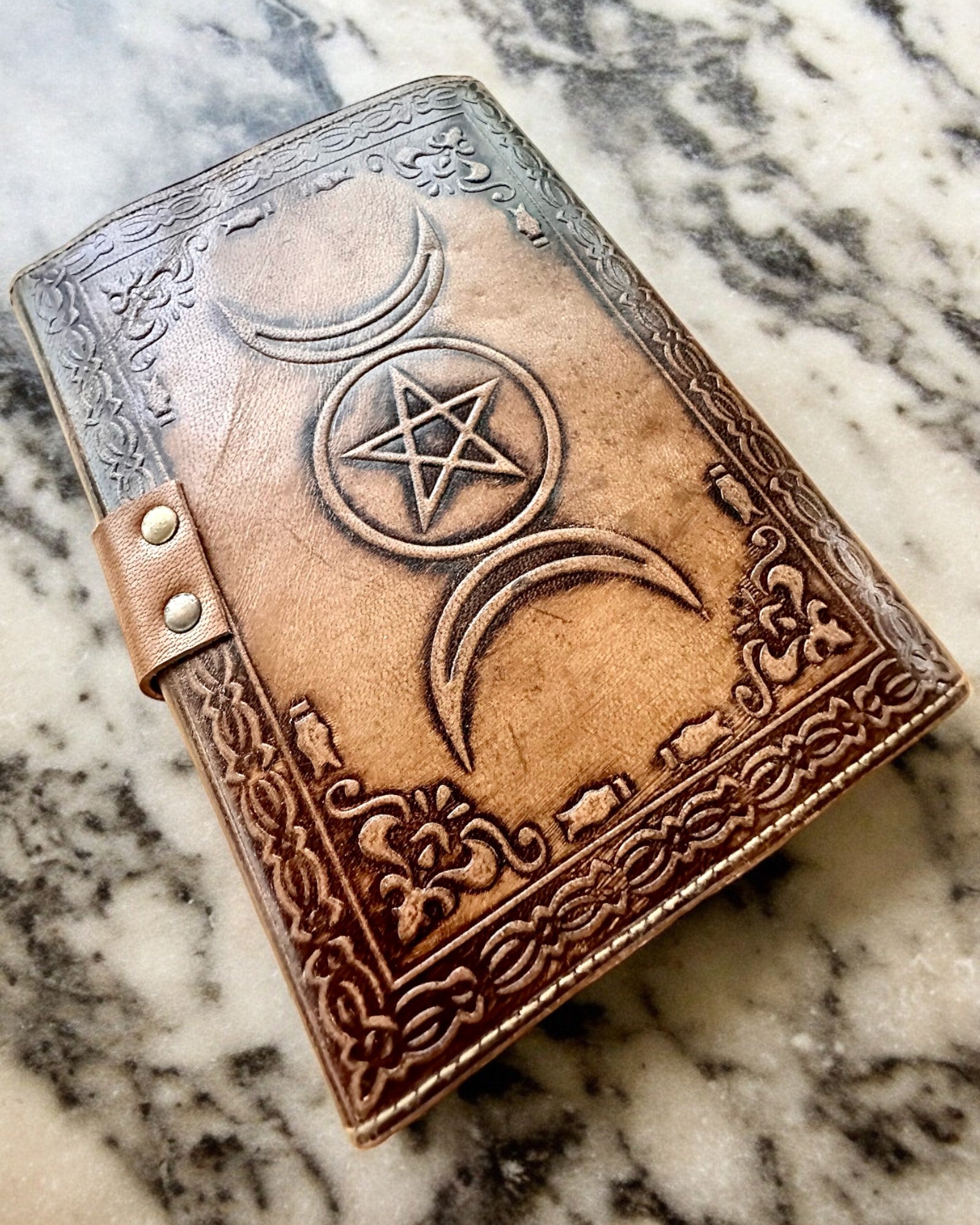 Jurnal Premium, Model Antic, Caiet din Piele „Cronica Magică” 200 de pagini, 2 variante disponibile, personalizare cu gravură