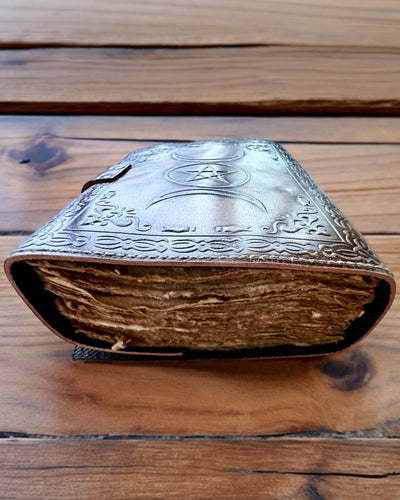 Jurnal Premium, Model Antic, Caiet din Piele „Cronica Magică” 200 de pagini, 2 variante disponibile, personalizare cu gravură