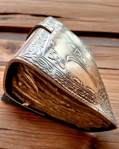 Jurnal Premium, Model Antic, Caiet din Piele „Cronica Magică” 200 de pagini, 2 variante disponibile, personalizare cu gravură