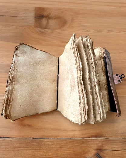 Jurnal Premium, Model Antic, Caiet din Piele „Cronica Magică” 200 de pagini, 2 variante disponibile, personalizare cu gravură