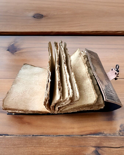 Jurnal Premium, Model Antic, Caiet din Piele „Cronica Magică” 200 de pagini, 2 variante disponibile, personalizare cu gravură