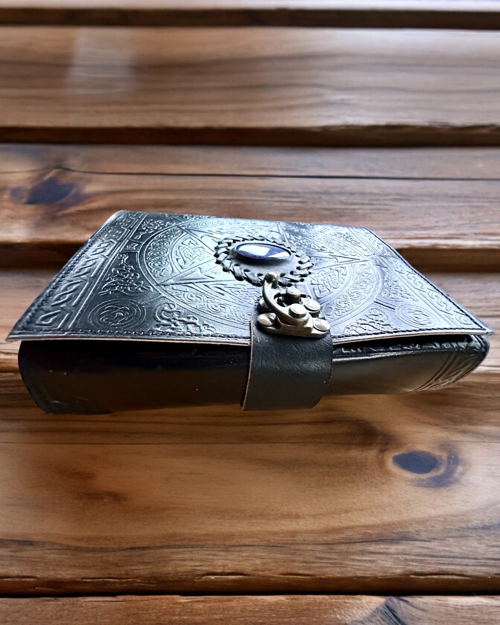 Jurnal Premium, Model Antic, Caiet din Piele „Cronica Magică” 200 de pagini, 2 variante disponibile, personalizare cu gravură