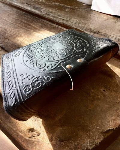 Jurnal Premium, Model Antic, Caiet din Piele „Cronica Magică” 200 de pagini, 2 variante disponibile, personalizare cu gravură