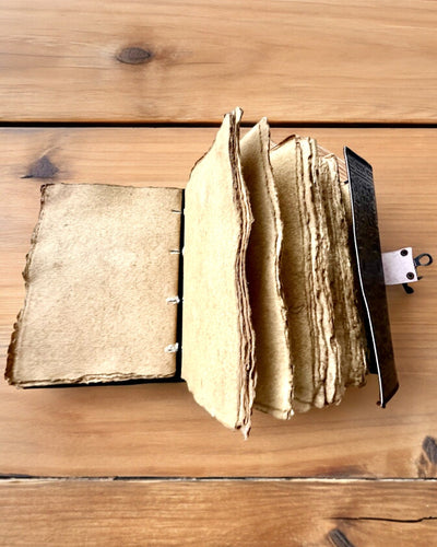 Jurnal Premium, Model Antic, Caiet din Piele „Cronica Magică” 200 de pagini, 2 variante disponibile, personalizare cu gravură