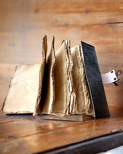 Jurnal Premium, Model Antic, Caiet din Piele „Cronica Magică” 200 de pagini, 2 variante disponibile, personalizare cu gravură