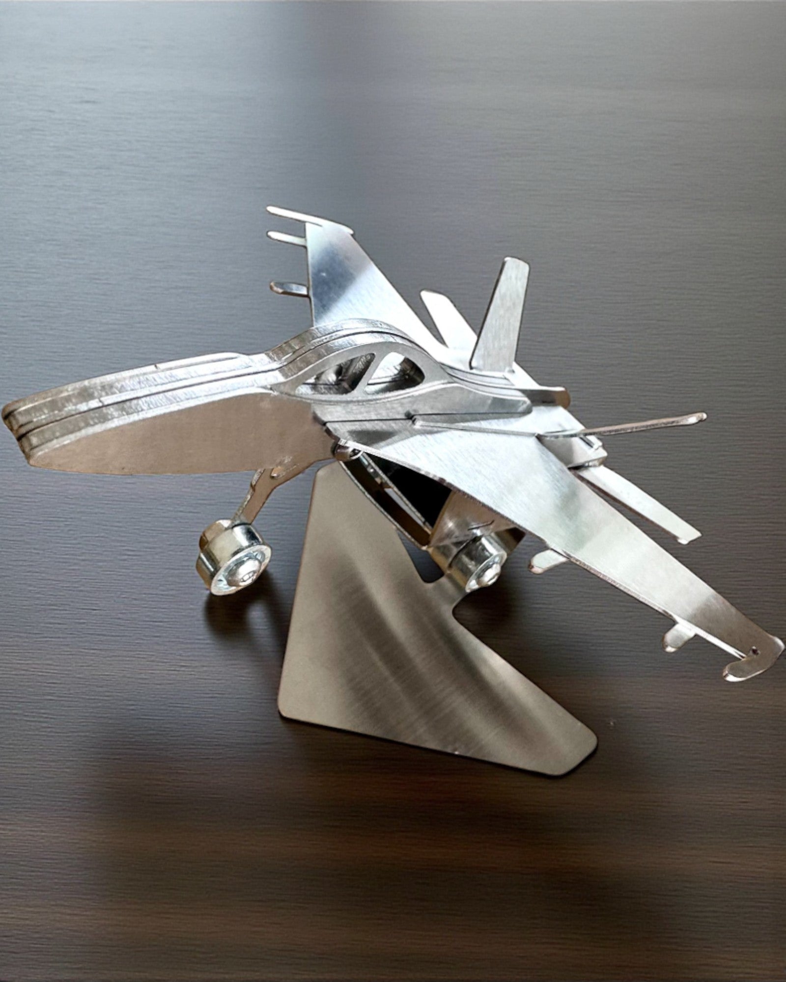 Metalowy Model Myśliwca „SkyRaptor” – stal nierdzewna, personalizowany grawer na prezent