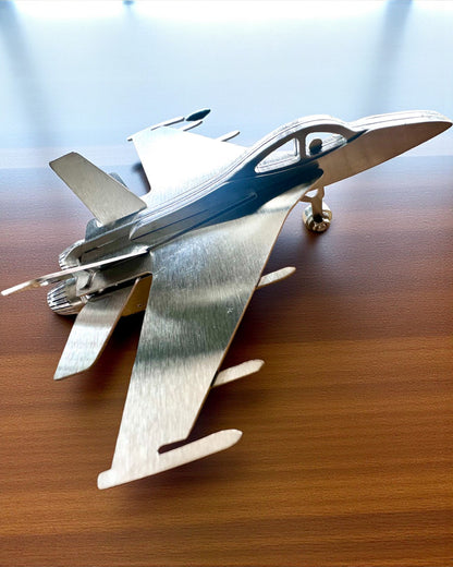 Metalowy Model Myśliwca „SkyRaptor” – stal nierdzewna, personalizowany grawer na prezent