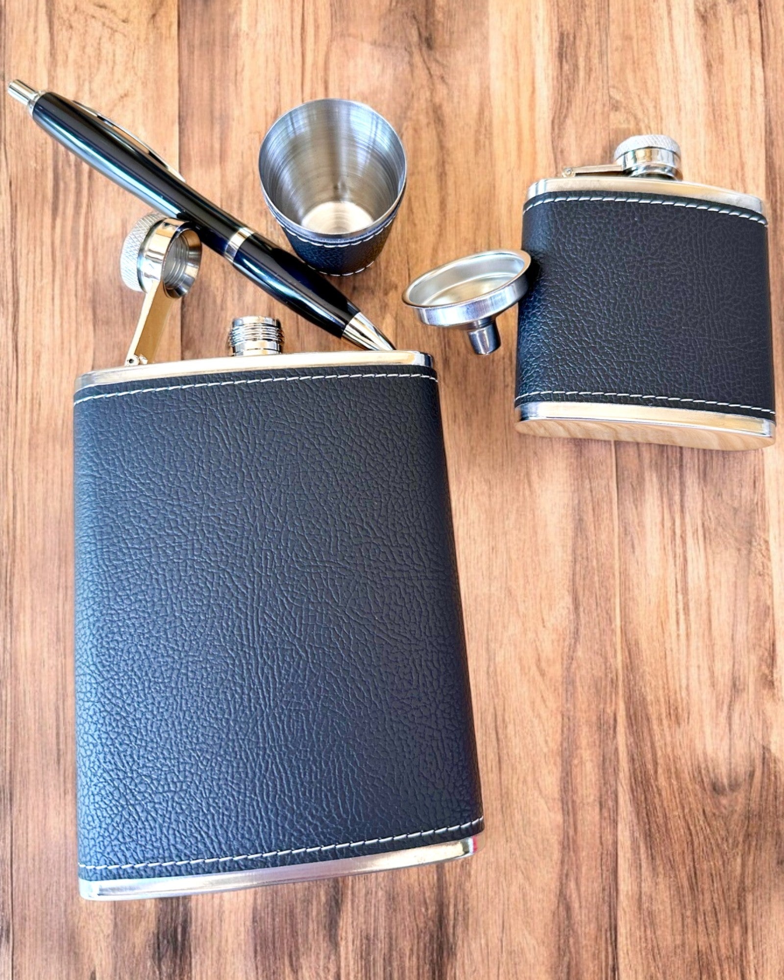 Set de ploscuțe „Gentleman Stilat” - posibilitate de personalizare cu gravură pentru cadou