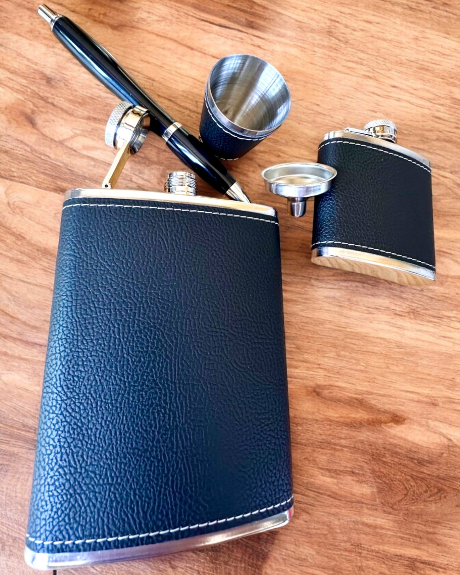 Set de ploscuțe „Gentleman Stilat” - posibilitate de personalizare cu gravură pentru cadou