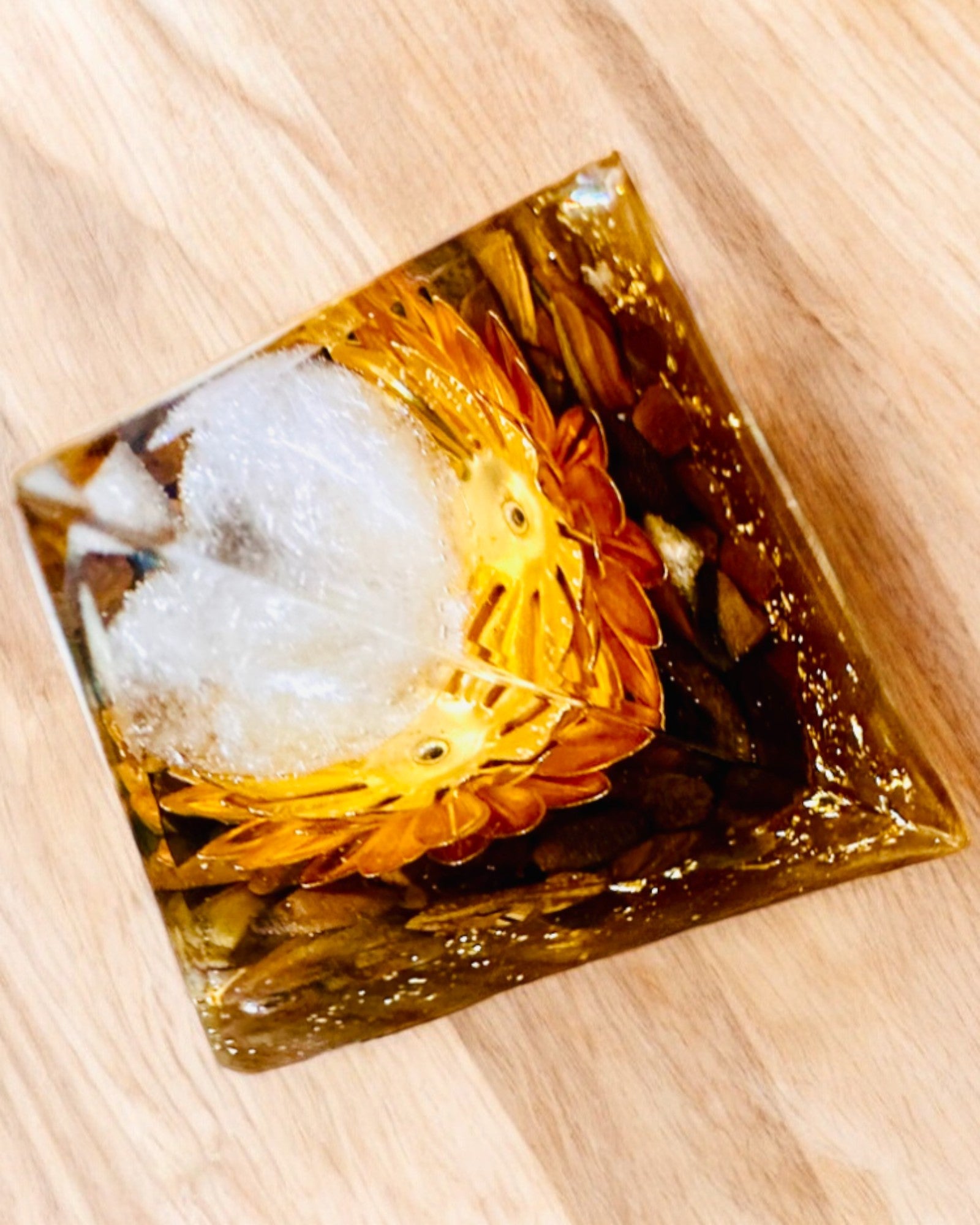 Piramida de Cristal Prosperitate a Fericitei Sfere de Cristal, Piatra Ochiului de Tigru, Lotus de Cupru