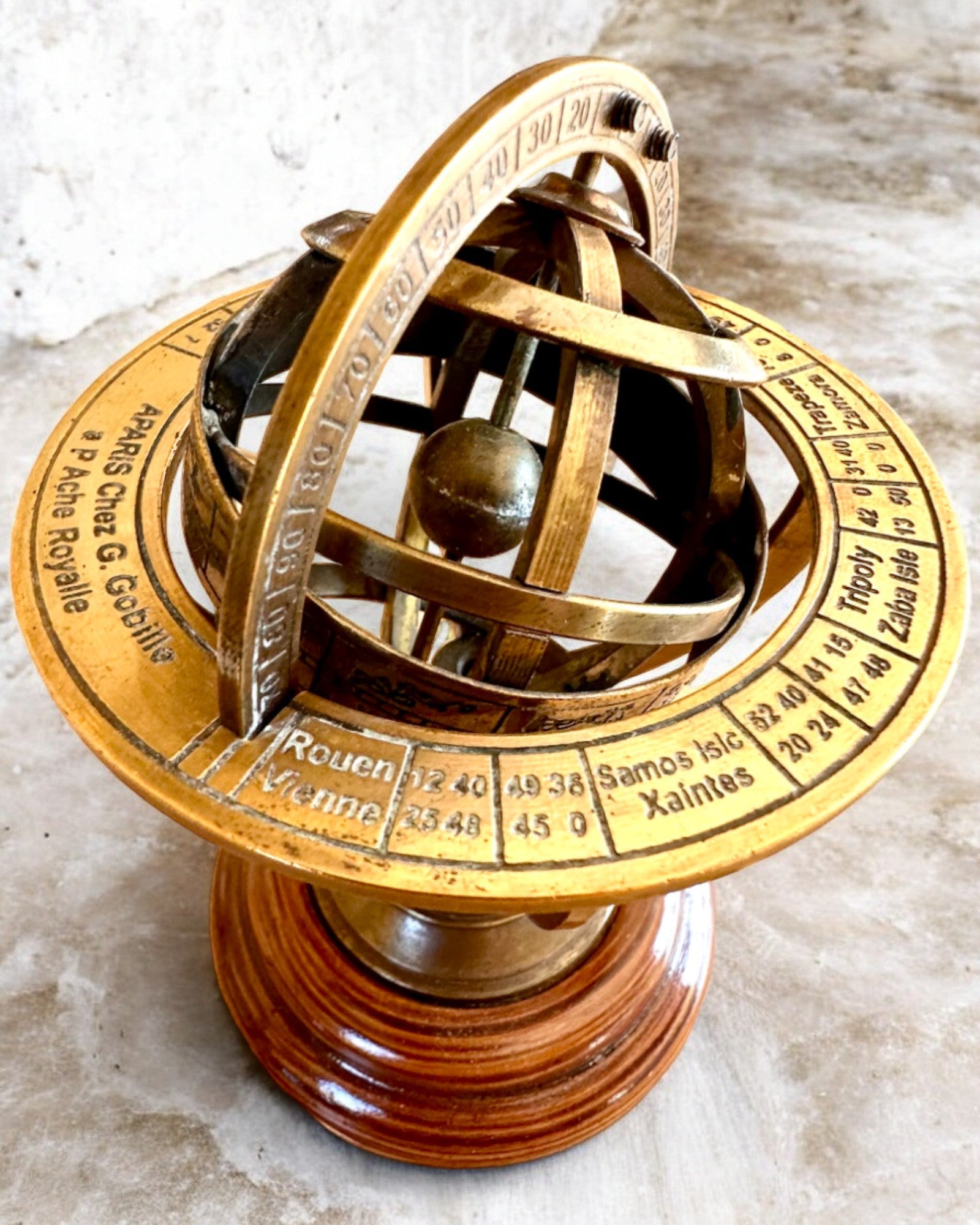 Armilă din alamă „AstroGlobe” de 13 cm înălțime, realizată manual cu opțiune de gravare, decorațiune pentru birou