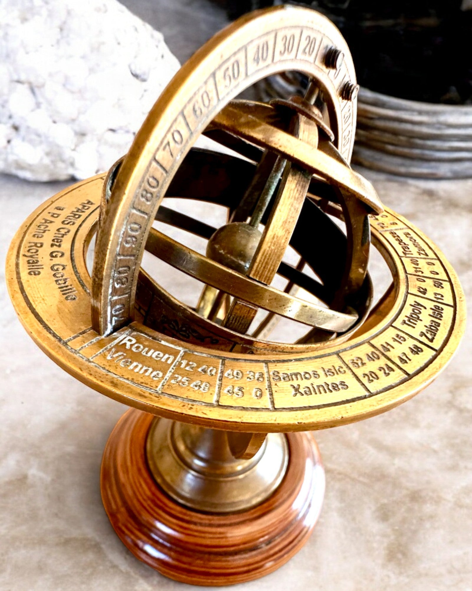 Armilă din alamă „AstroGlobe” de 13 cm înălțime, realizată manual cu opțiune de gravare, decorațiune pentru birou