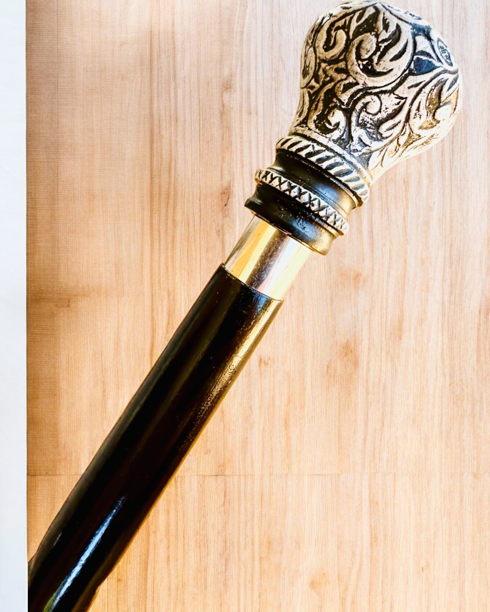 Baston de plimbare "Bastonul Majestății" din lemn, lucrat manual, posibilitate de gravare, 2 variante disponibile