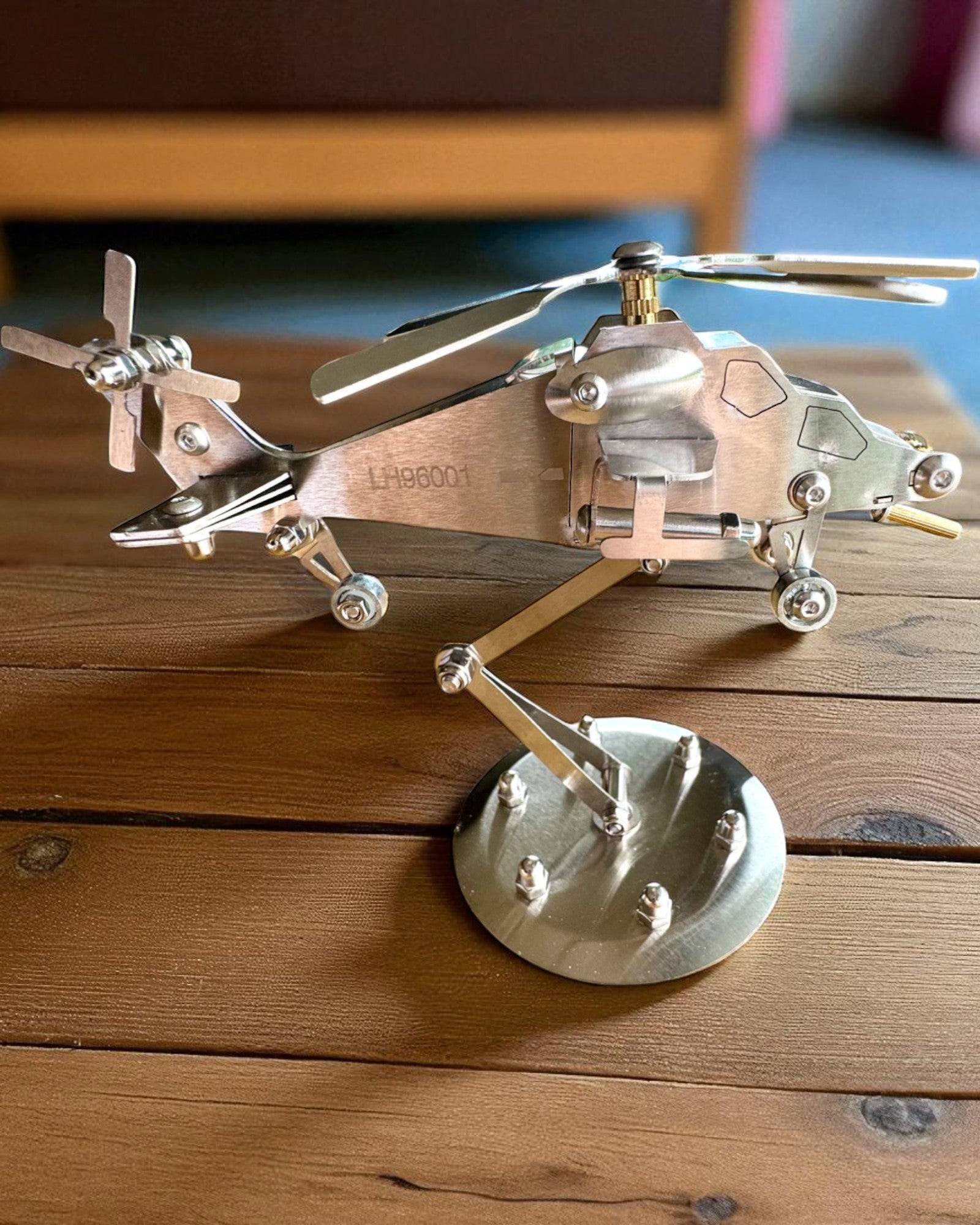 Metalowy Model Helikoptera „SkyRider” – Regulowany Stojak Biurkowy z personalizacją grawerem na prezent