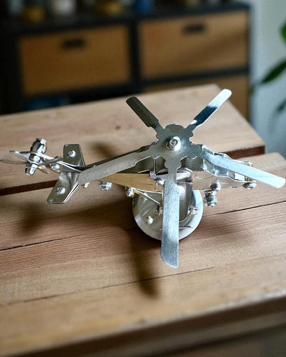 Metalowy Model Helikoptera „SkyRider” – Regulowany Stojak Biurkowy z personalizacją grawerem na prezent