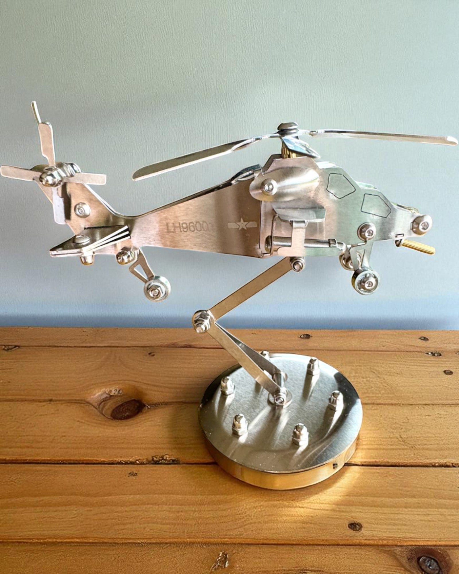 Metalowy Model Helikoptera „SkyRider” – Regulowany Stojak Biurkowy z personalizacją grawerem na prezent