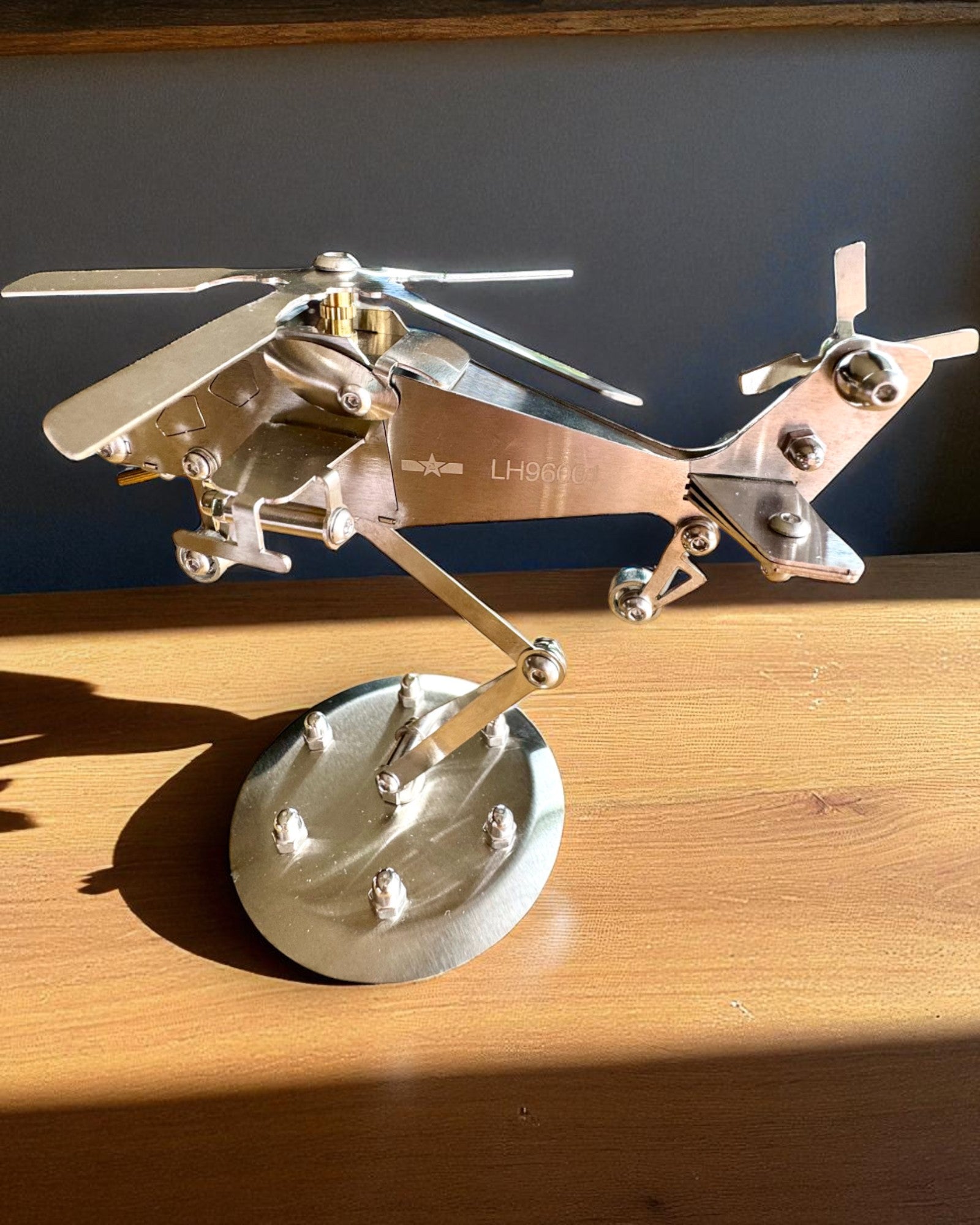 Metalowy Model Helikoptera „SkyRider” – Regulowany Stojak Biurkowy z personalizacją grawerem na prezent