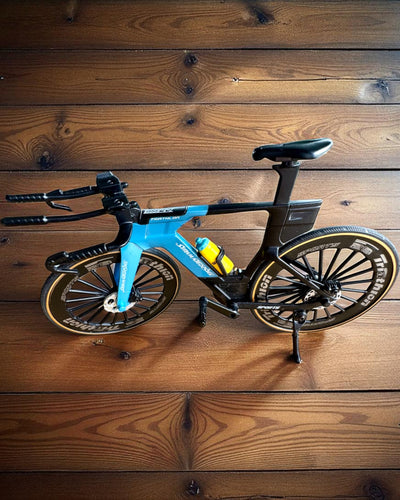 Model miniatural de bicicletă de triatlon „SpeedStorm 1.2” personalizare cu gravură pentru cadou