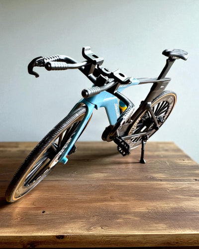 Model miniatural de bicicletă de triatlon „SpeedStorm 1.2” personalizare cu gravură pentru cadou