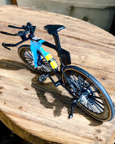 Model miniatural de bicicletă de triatlon „SpeedStorm 1.2” personalizare cu gravură pentru cadou