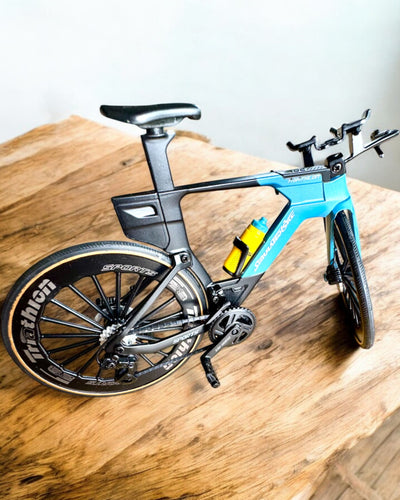 Model miniatural de bicicletă de triatlon „SpeedStorm 1.2” personalizare cu gravură pentru cadou