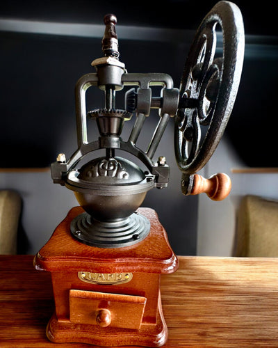 Râșniță de cafea retro „Vintage Café” 27 cm înălțime, cu posibilitatea personalizării prin gravură pentru cadou