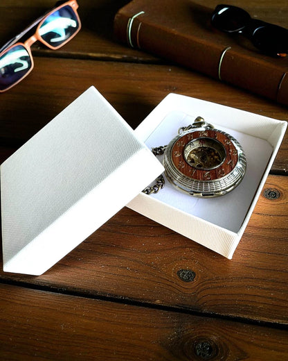 Ceas de buzunar „Veritas Tempus” – cronometru mecanic cu posibilitatea de gravare pentru cadou, 2 variante de ales