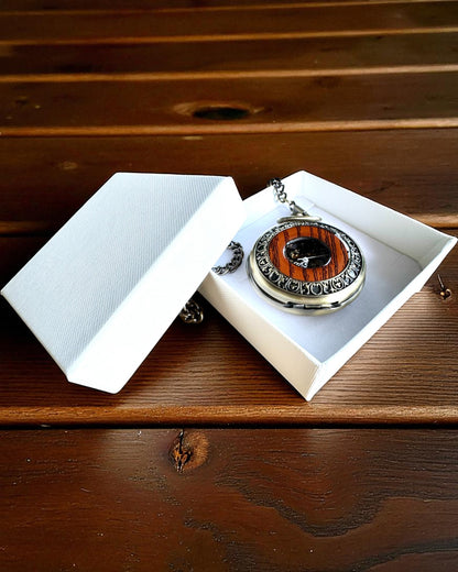 Ceas de buzunar „Veritas Tempus” – cronometru mecanic cu posibilitatea de gravare pentru cadou, 2 variante de ales
