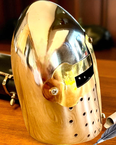 Mini coif de cavaler „Guardian” din alamă – realizat manual, 12 cm, posibilitate de personalizare cu gravură pentru cadou