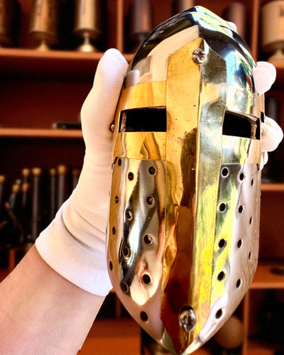 Mini coif de cavaler „Guardian” din alamă – realizat manual, 12 cm, posibilitate de personalizare cu gravură pentru cadou