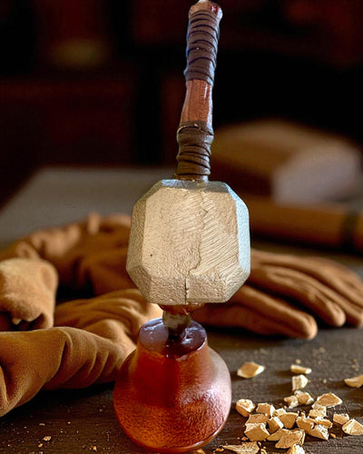 Storm Relic – ciocan decorativ cu bază, 26 cm, realizat manual, posibilitate de personalizare cu gravură pentru cadou