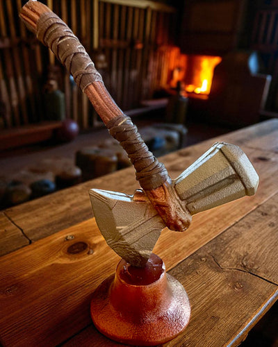 Storm Relic – ciocan decorativ cu bază, 26 cm, realizat manual, posibilitate de personalizare cu gravură pentru cadou