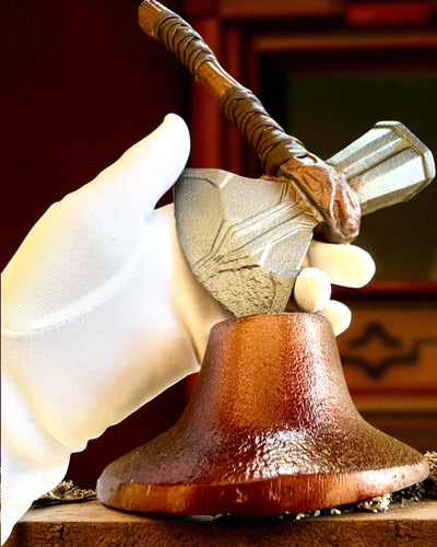 Storm Relic – ciocan decorativ cu bază, 26 cm, realizat manual, posibilitate de personalizare cu gravură pentru cadou