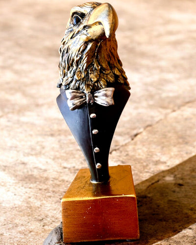 Figurină Cap de Vultur Büffel Warden – în Frac Elegant cu Opțiune de Gravare pentru cadou