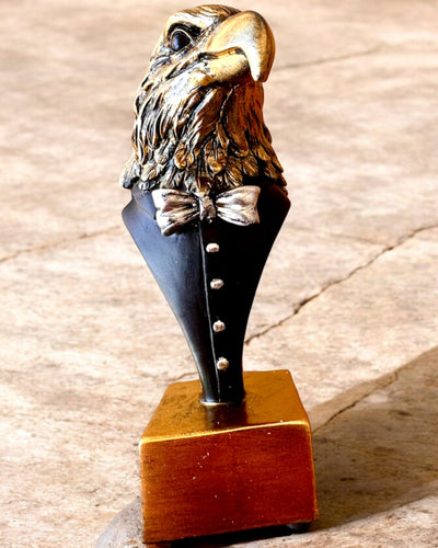 Figurină Cap de Vultur Büffel Warden – în Frac Elegant cu Opțiune de Gravare pentru cadou