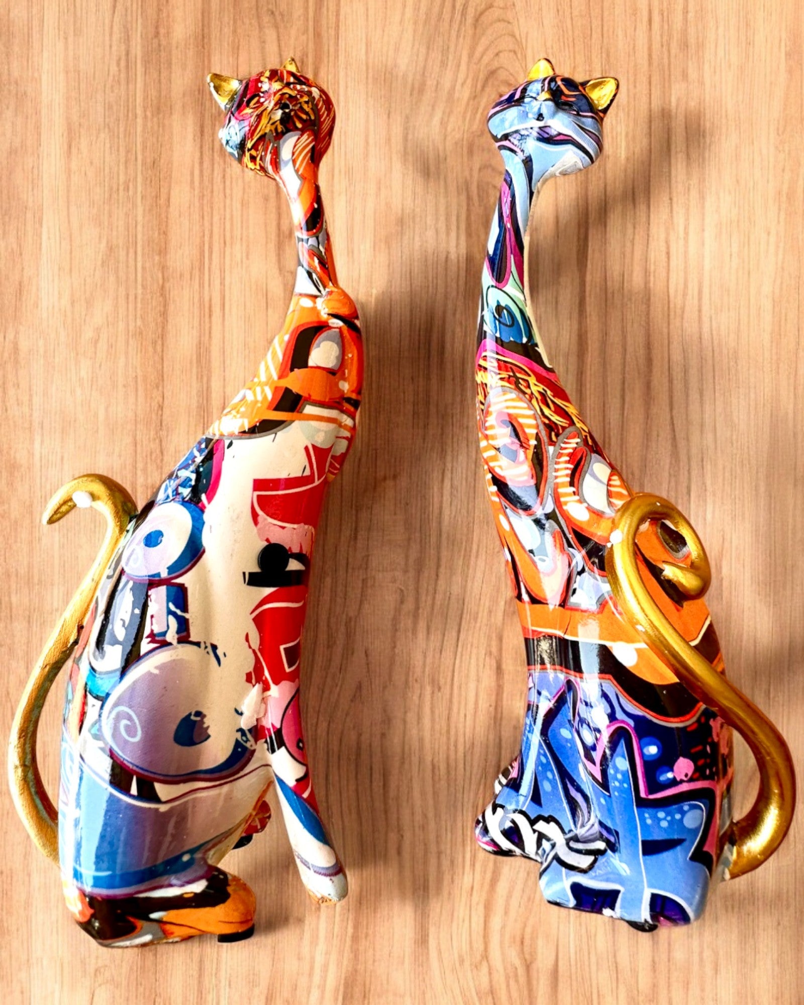 Figurine Pisici Abstracte „ArtCats”, Pictate Manual, Rășină – 25 cm, 2 buc.