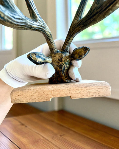 Cuier din alamă Jeleń Strażnik, realizat manual, posibilitate de personalizare cu gravură pe lemn