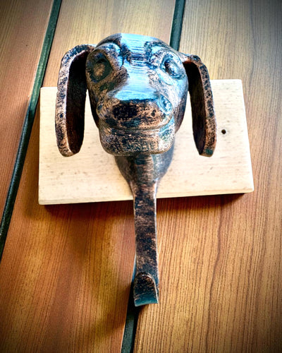 Cuier din alamă Câine Prieten, realizat manual, posibilitate de personalizare cu gravură pe lemn