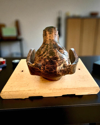 Cuier din alamă Câine Prieten, realizat manual, posibilitate de personalizare cu gravură pe lemn