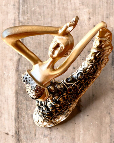 Sculptură elegantă „Dansatoarea Strălucirii de Aur”, 29 cm înălțime, cu posibilitate de gravare pentru cadou